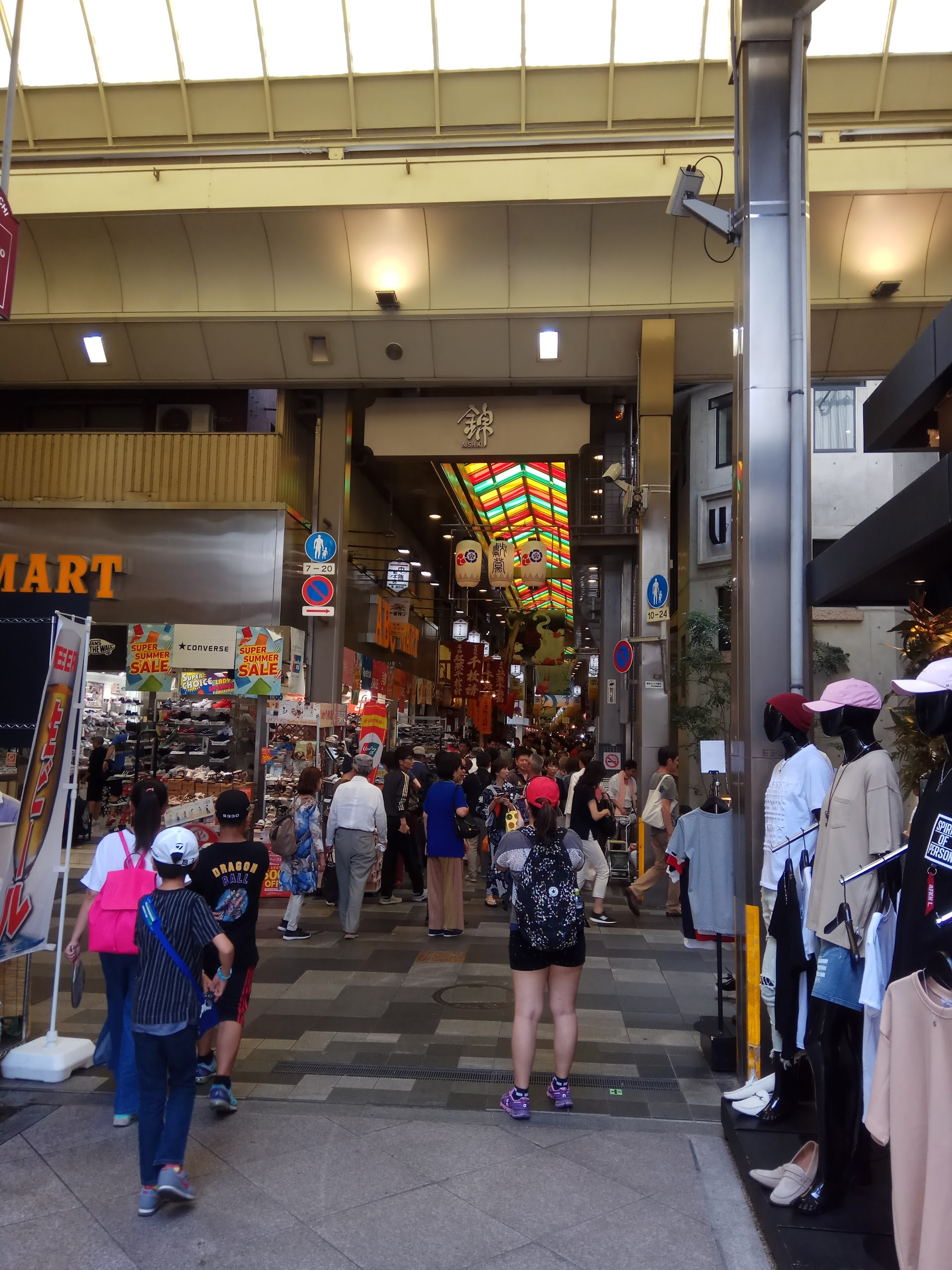 錦市場、開店前の朝。豆腐と漬物——人波が来る前の路地を、ゆっくり歩く