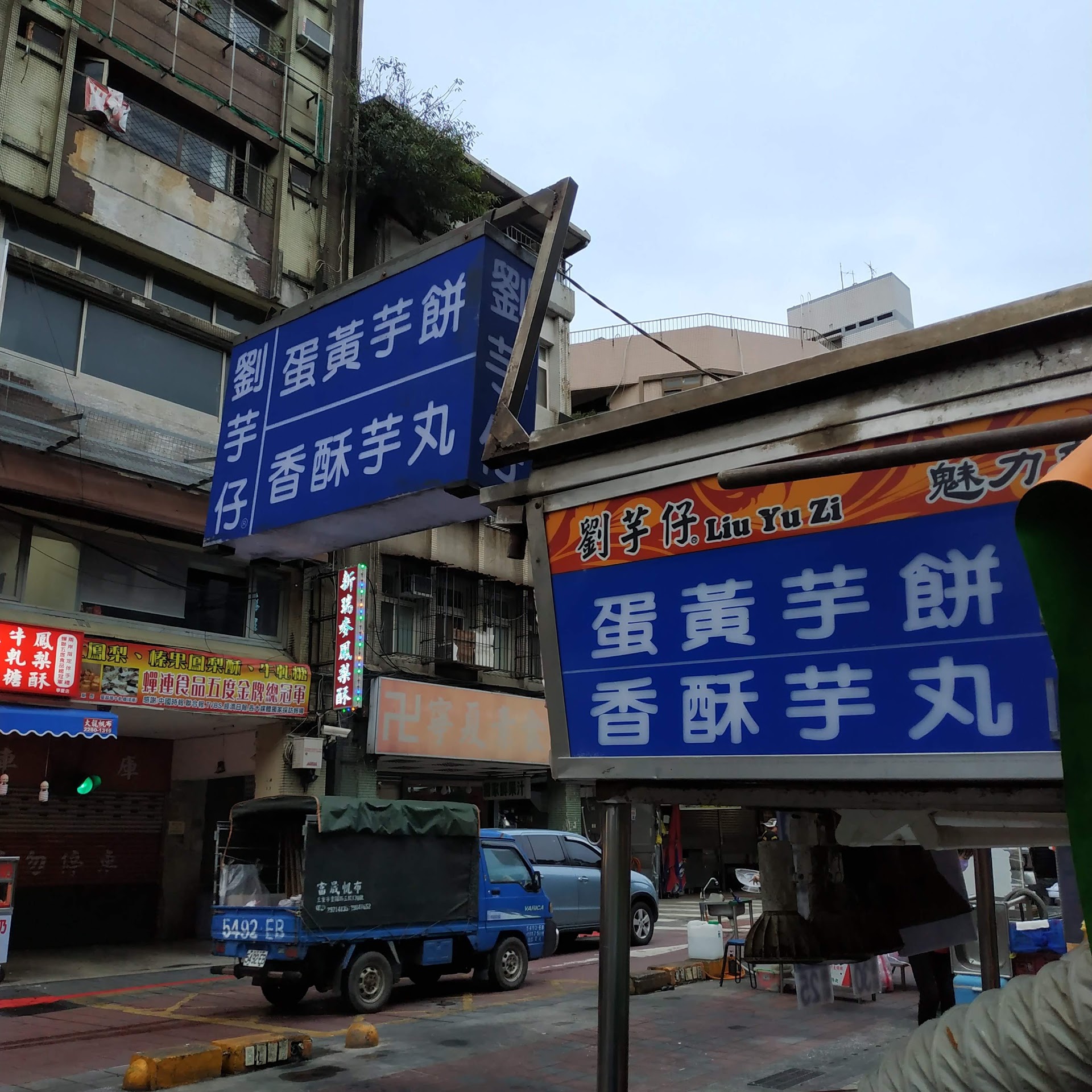 観光客が素通りする路地に、台北の夜が詰まっていた――寧夏夜市、梅雨の一皿