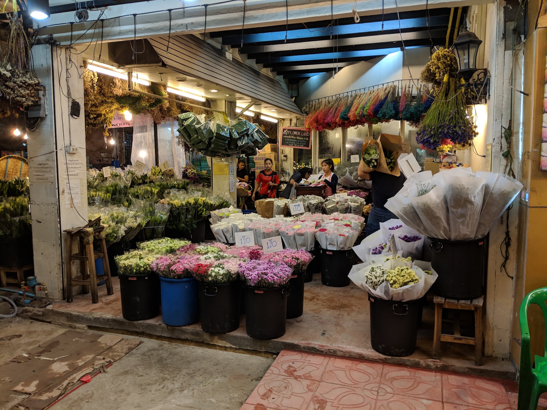 バンコク パクローン花市場、夜明け前から始まる花と朝ごはんの路地