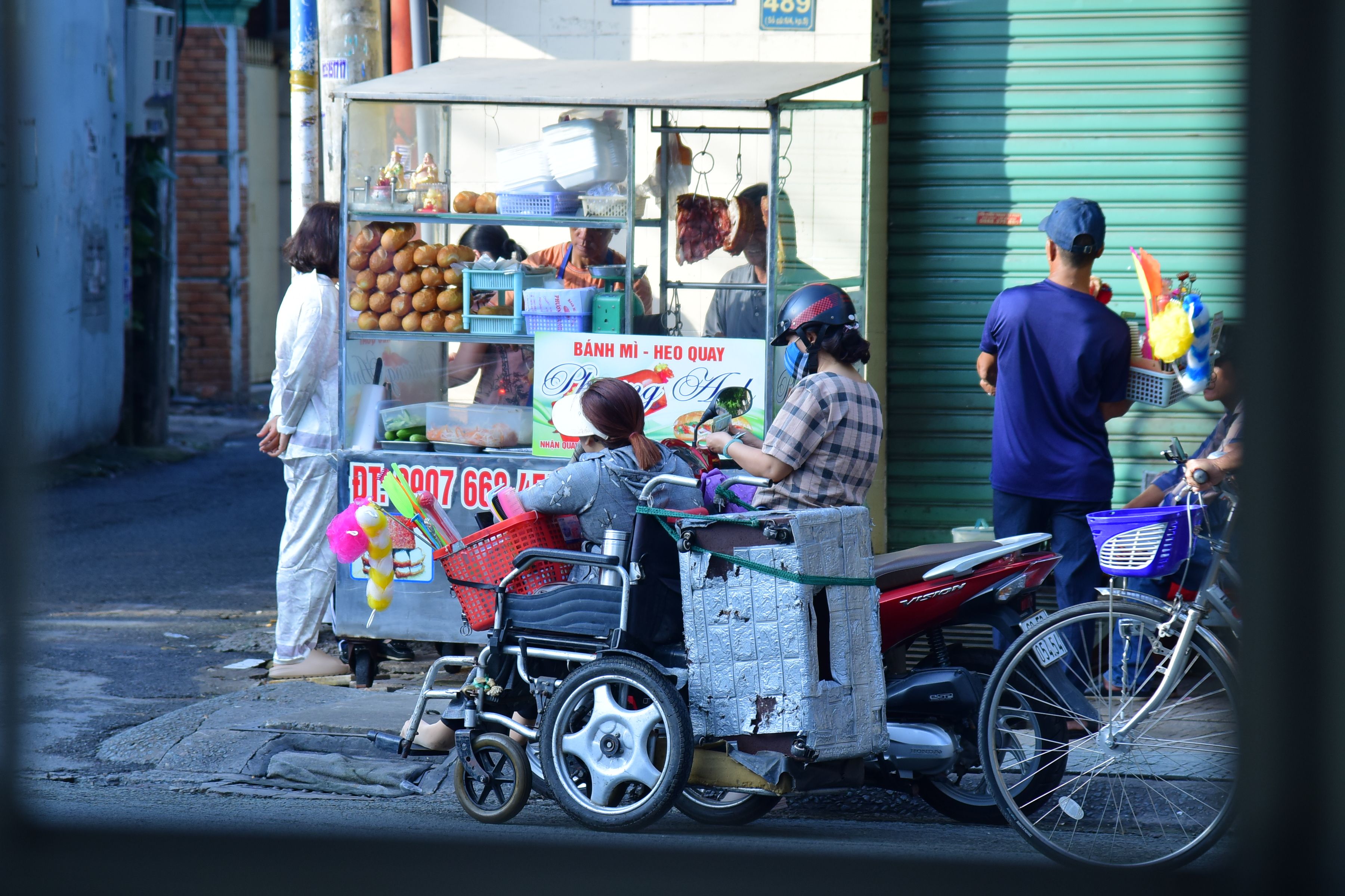 ホーチミン・ベンタイン市場、朝の路地に漂うバインセオの香り