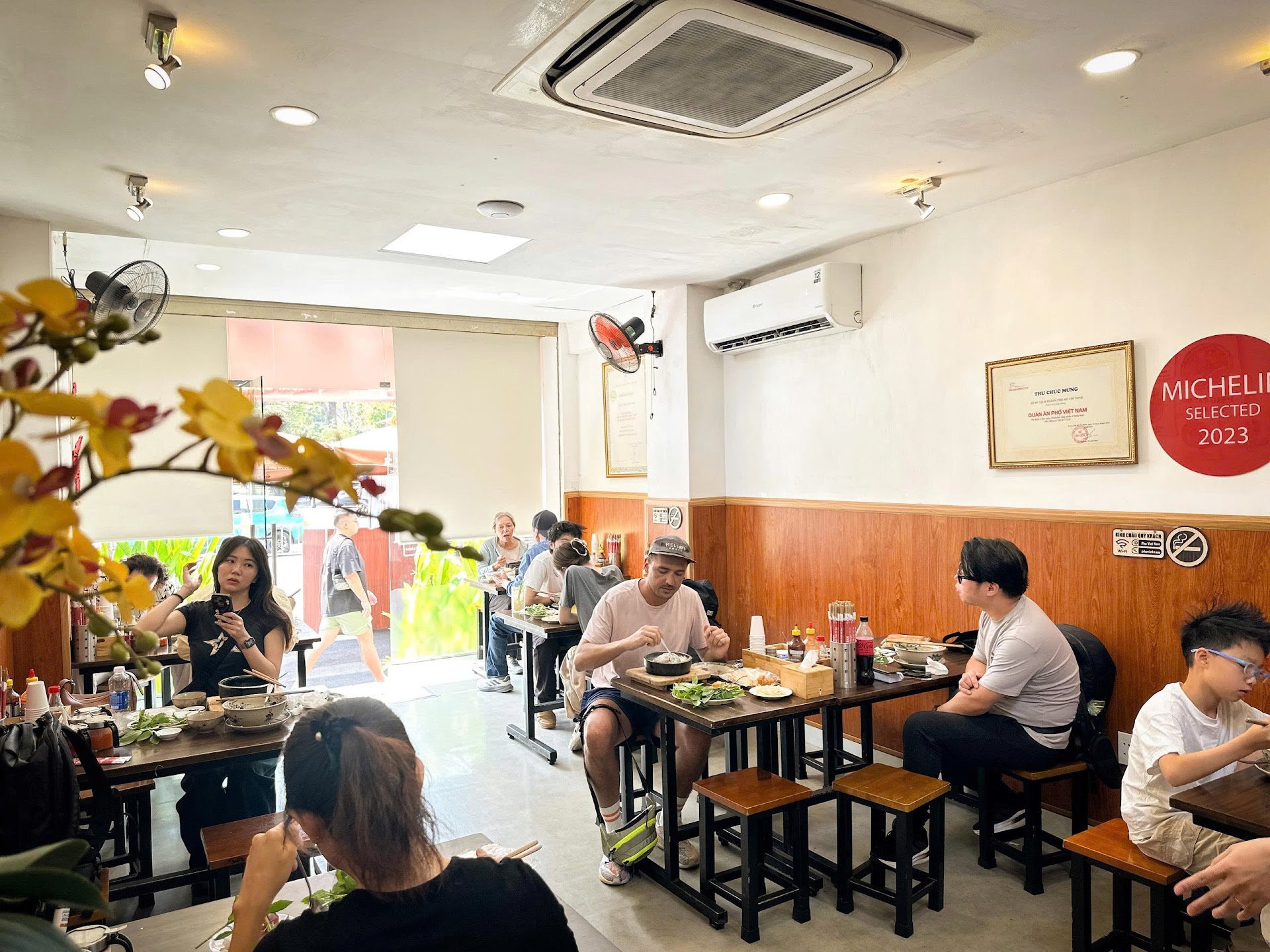 ホーチミン・ベンタイン市場、朝の路地に漂うバインセオの香り