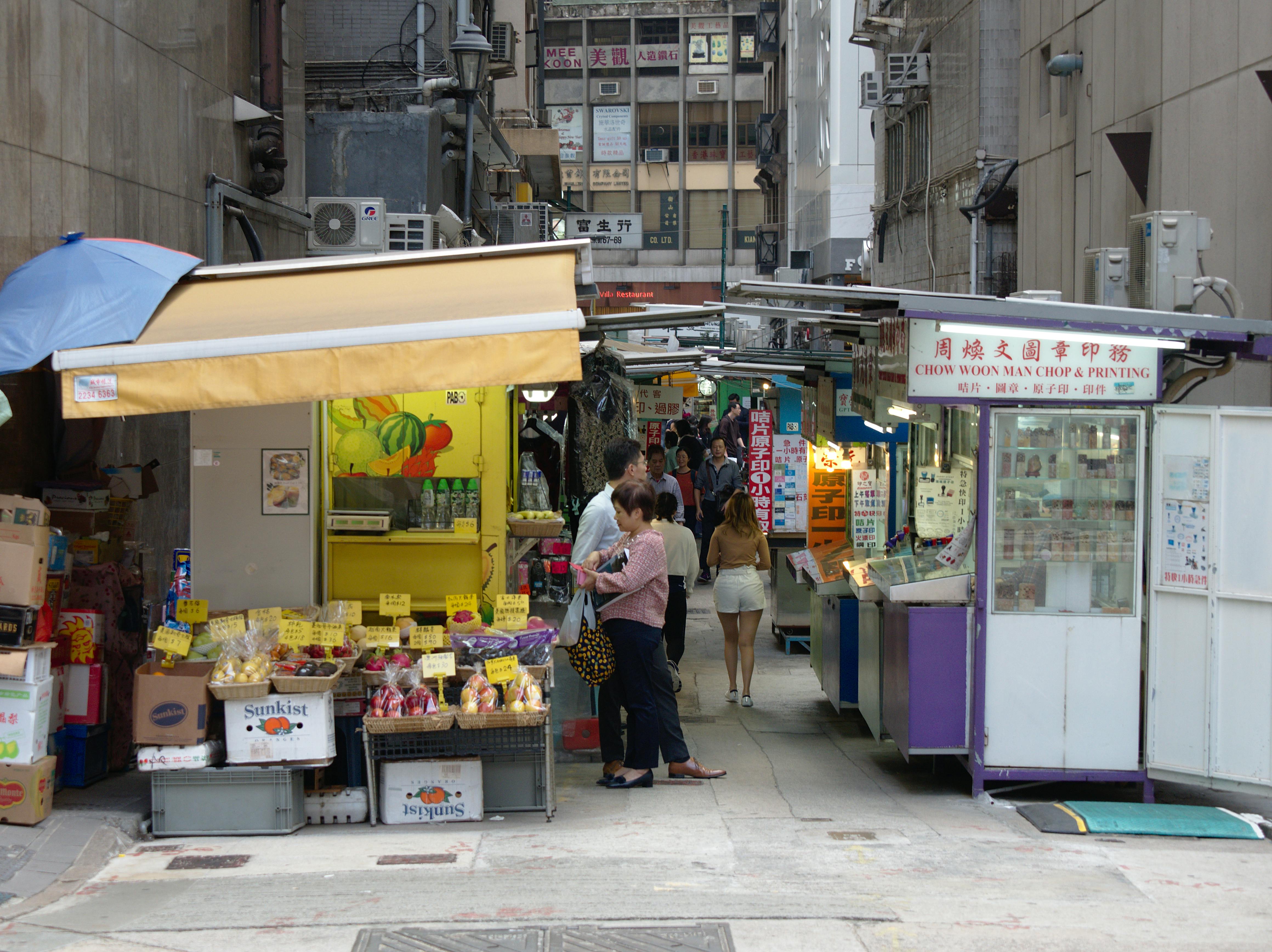 香港・路地裏の茶餐廳で迎える朝。ミルクティーとトーストの一杯