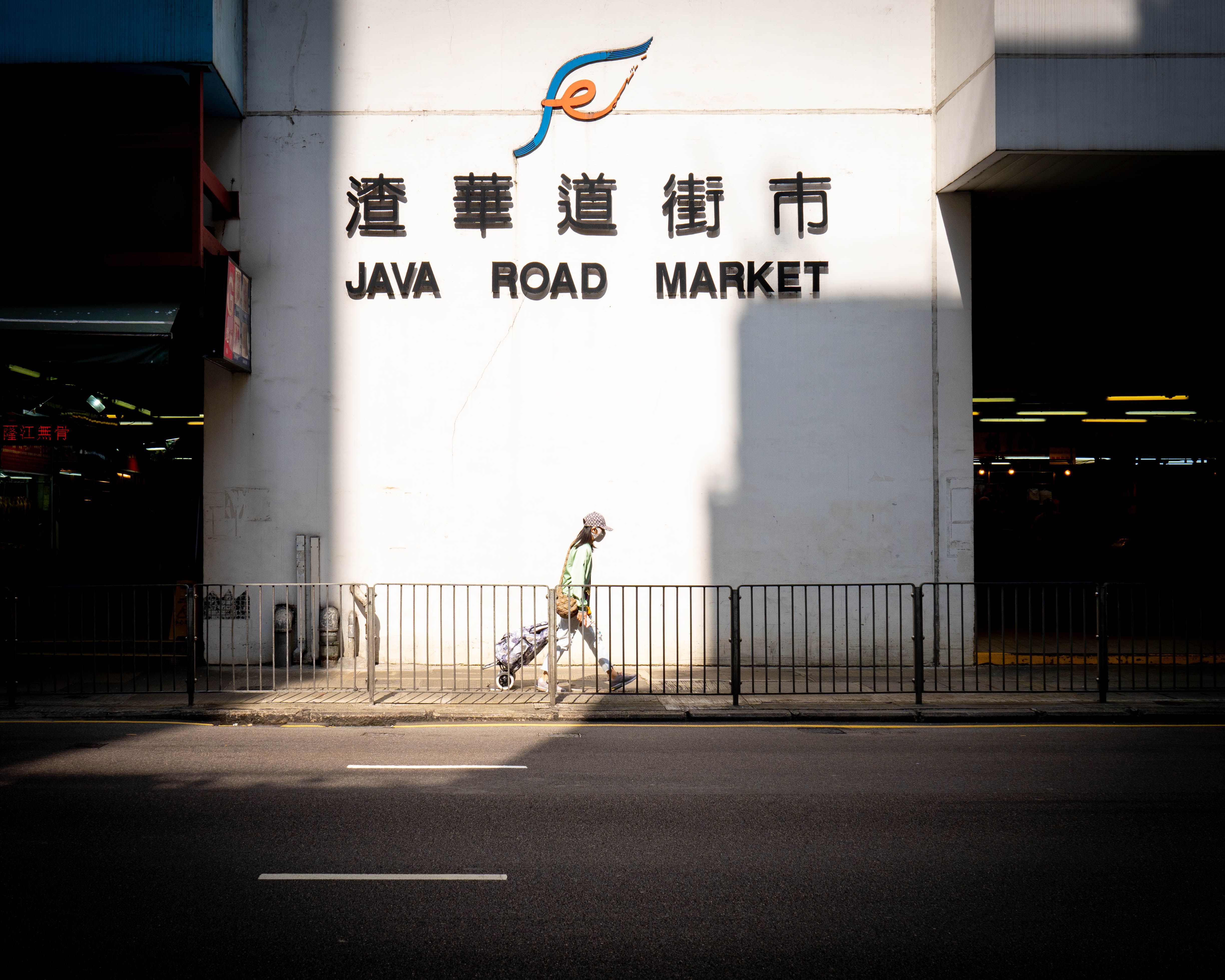 香港・嘉咸街マーケット、朝7時の粥と豆腐花。観光客が素通りする路地の、本物の朝