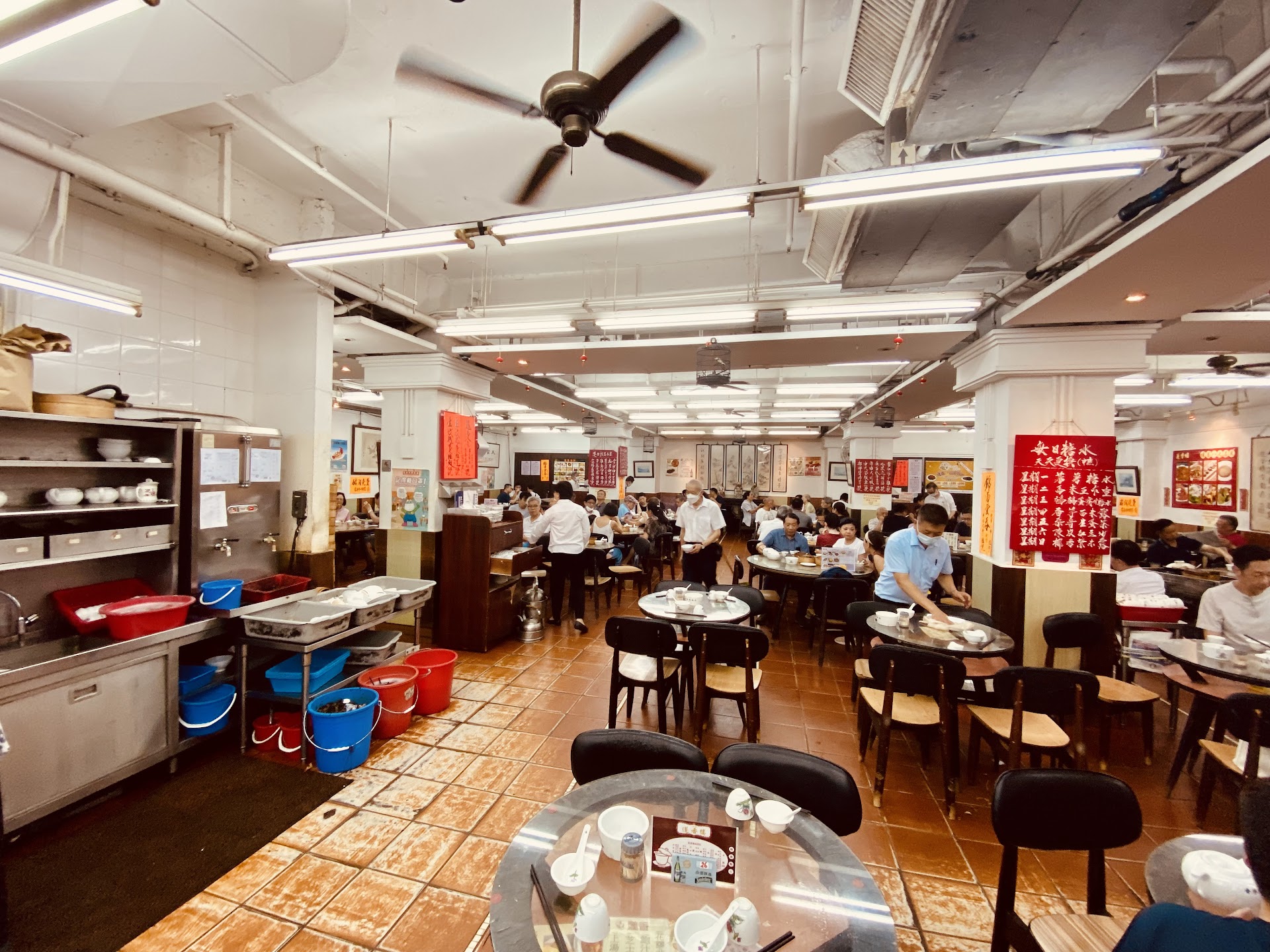 香港・上環「文咸西街」早朝の乾物路地　―　干しアワビの香りが漂う、100年続く問屋街の朝