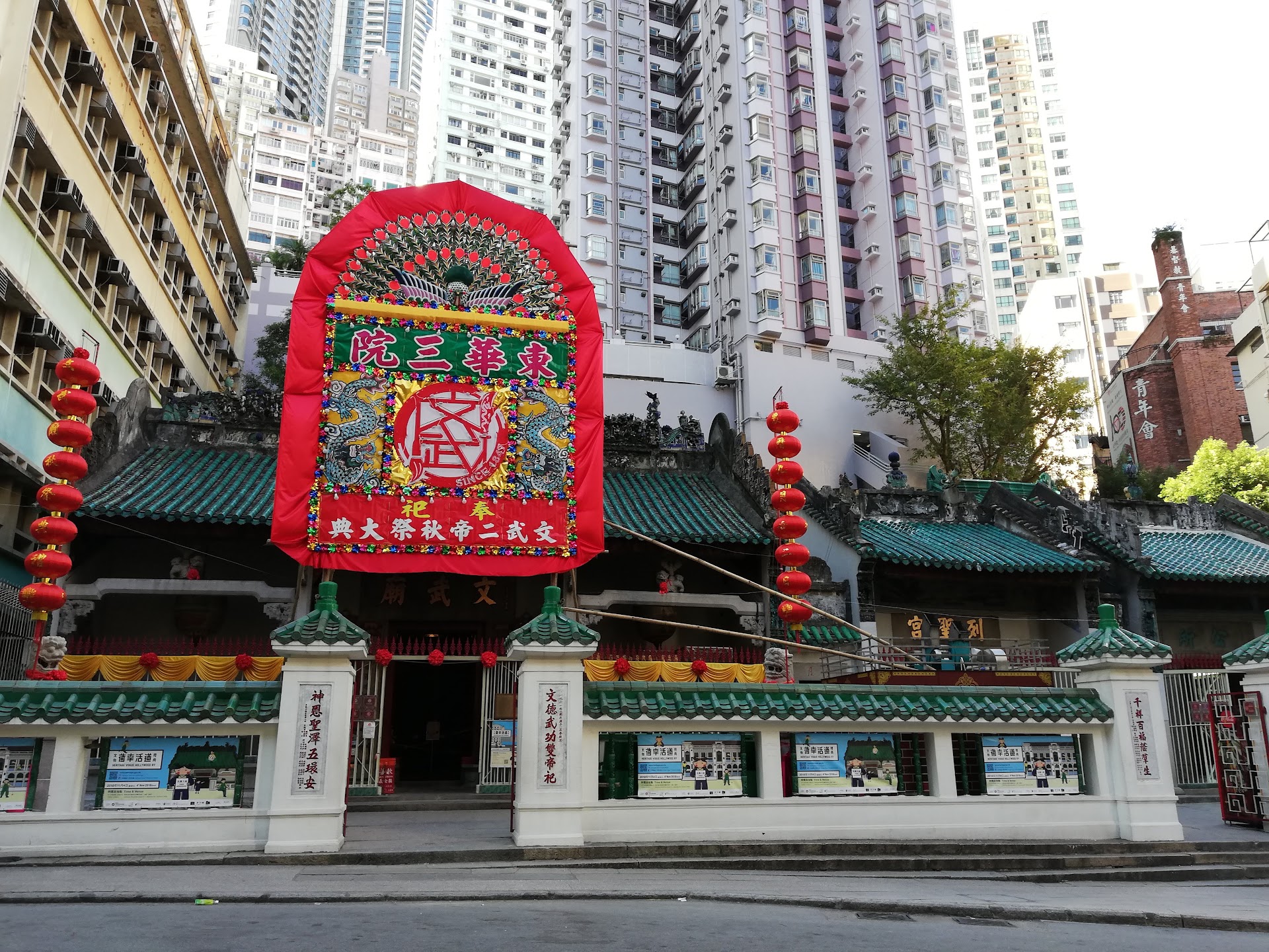 香港・上環「文咸西街」早朝の乾物路地　―　干しアワビの香りが漂う、100年続く問屋街の朝