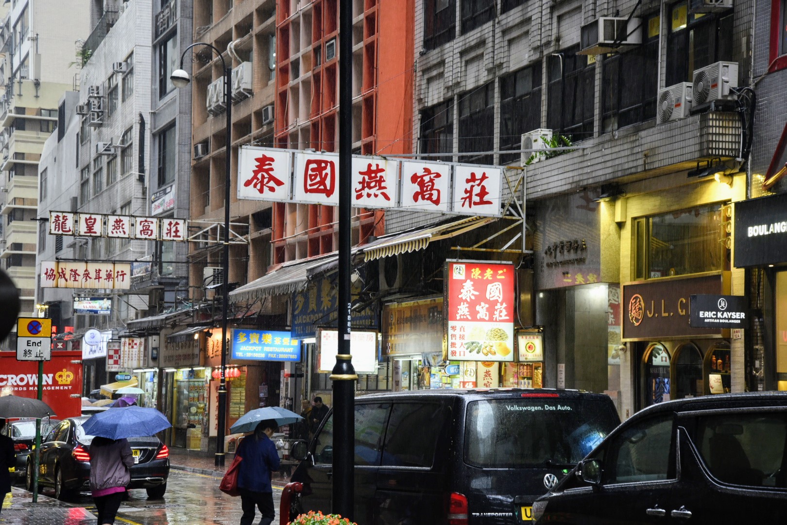 香港・上環「文咸西街」早朝の乾物路地　―　干しアワビの香りが漂う、100年続く問屋街の朝