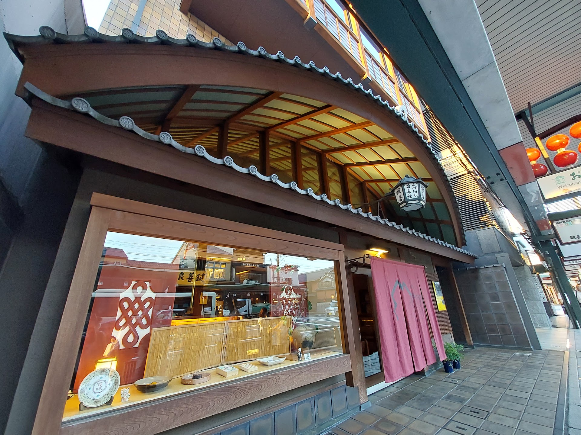 京都の路地裏に「ちいさな発見」。地元に愛される穏やかな和菓子時間