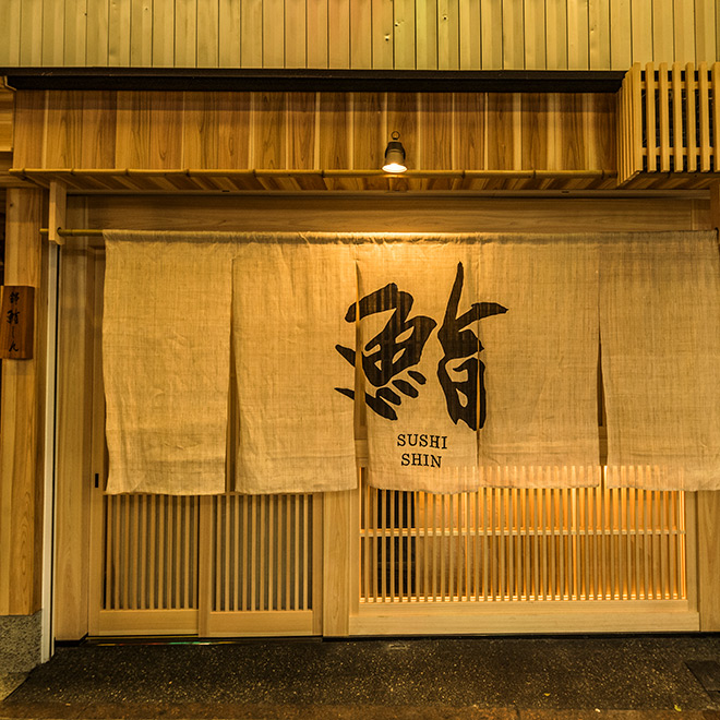京都・錦市場、開店前の静けさ｜朝8時、漬物と豆腐だけを目当てに路地を歩く