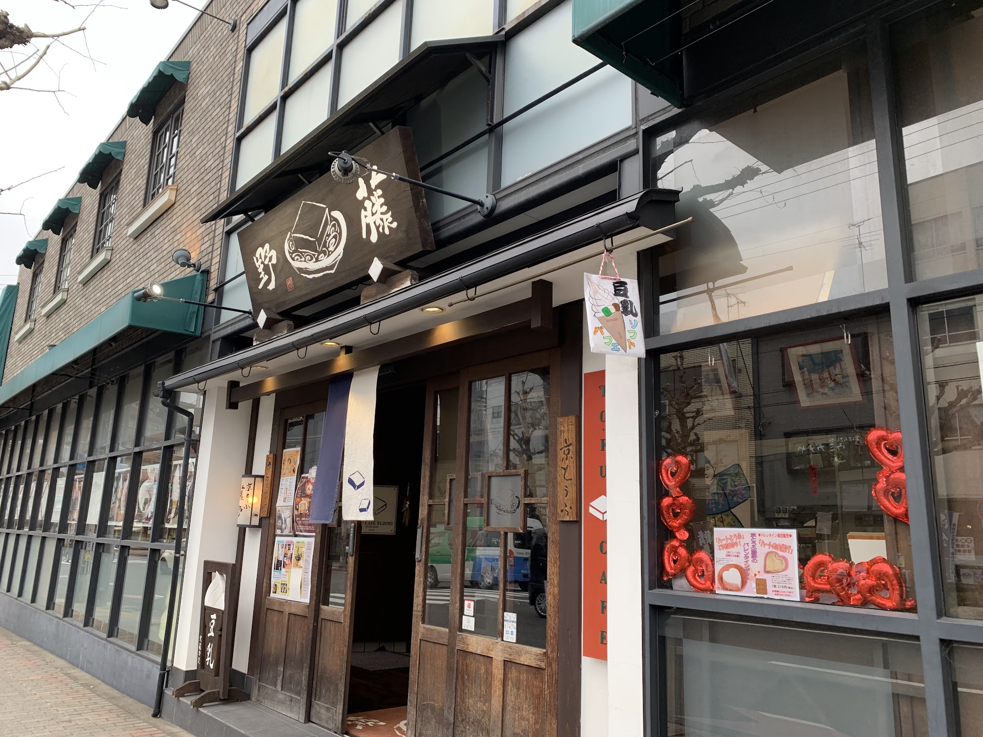 京都・錦市場、開店前の静けさ｜朝8時、漬物と豆腐だけを目当てに路地を歩く