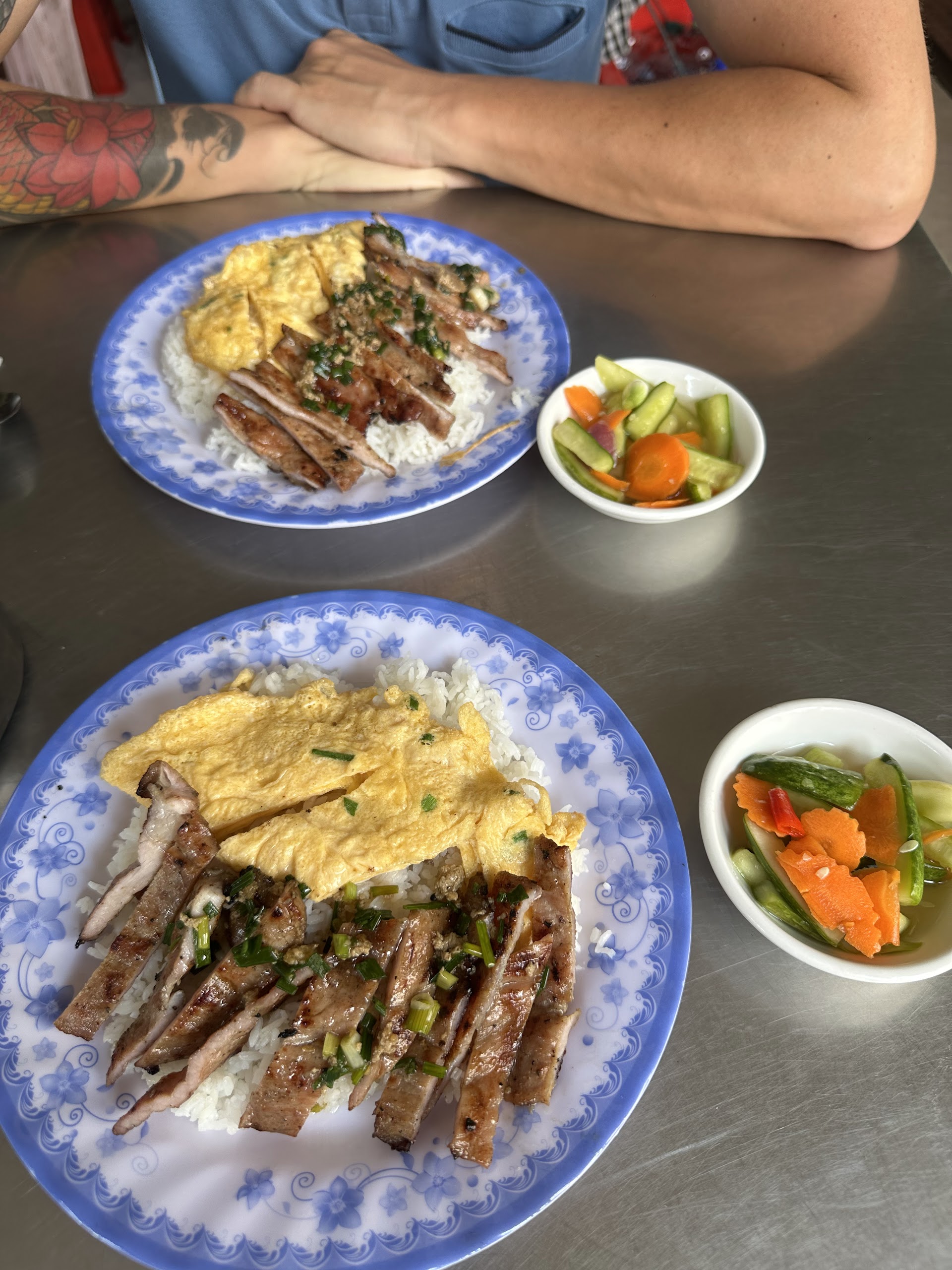 プノンペン プサー・トメイ市場、夜明けの豚肉ご飯――路地の朝を歩く