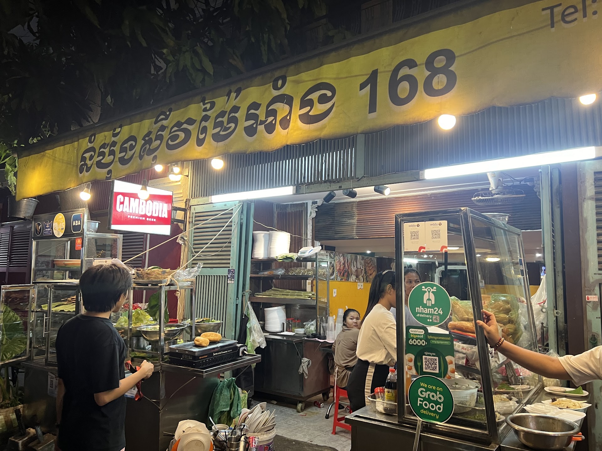 プノンペン プサー・トメイ市場、夜明けの豚肉ご飯――路地の朝を歩く