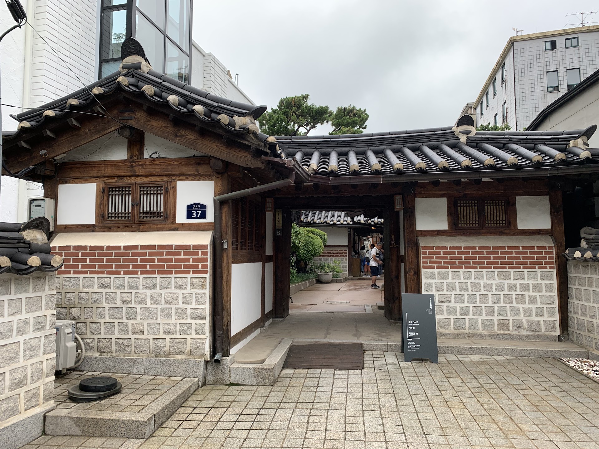 【ソウル】北村韓屋村、朝の路地をふらっと。石畳と瓦屋根を歩く一日