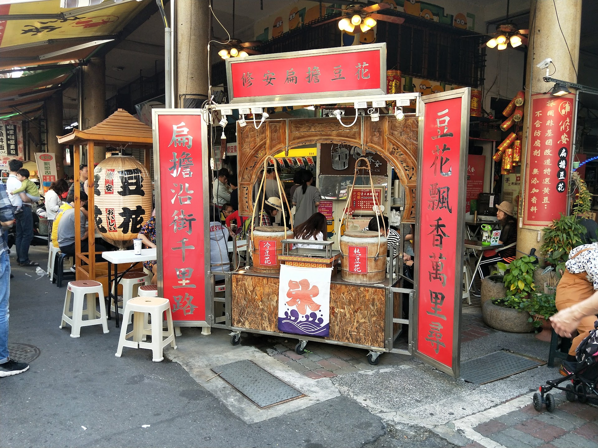 台南の路地を一本入ると、朝粥の香りが漂う小さな食堂がある