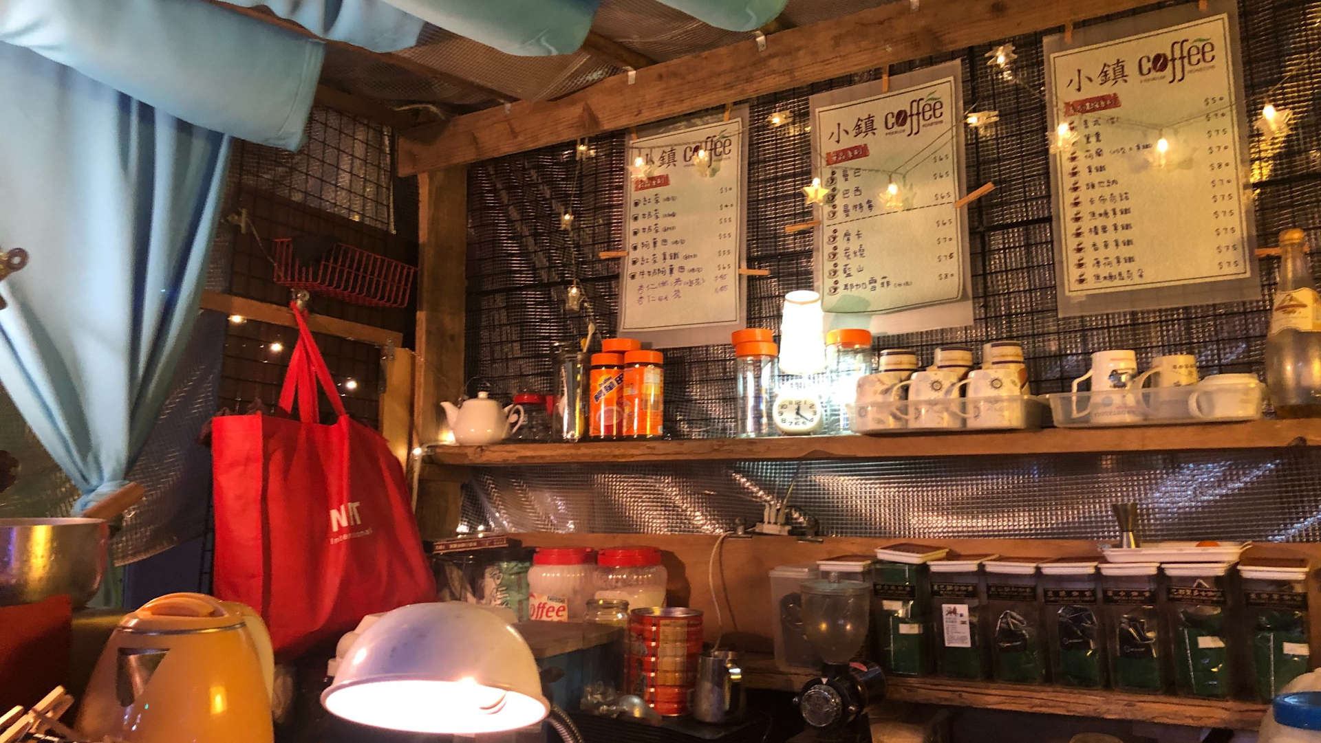 台南の路地に、静かな朝が流れている―神農街の一杯のコーヒーと古い街の空気
