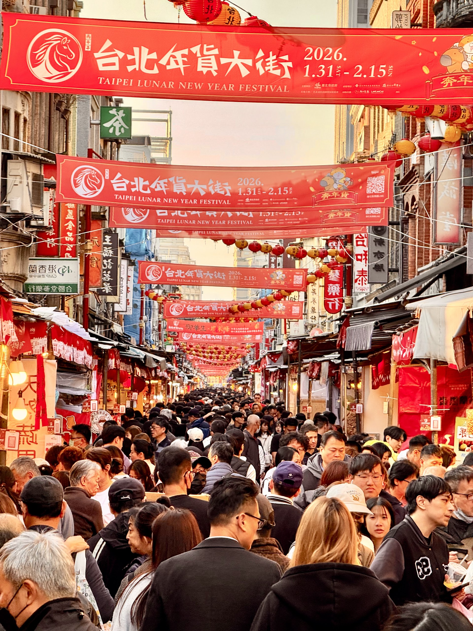 観光客が素通りする路地に、台北の朝がある――迪化街の乾物屋と一杯の茶