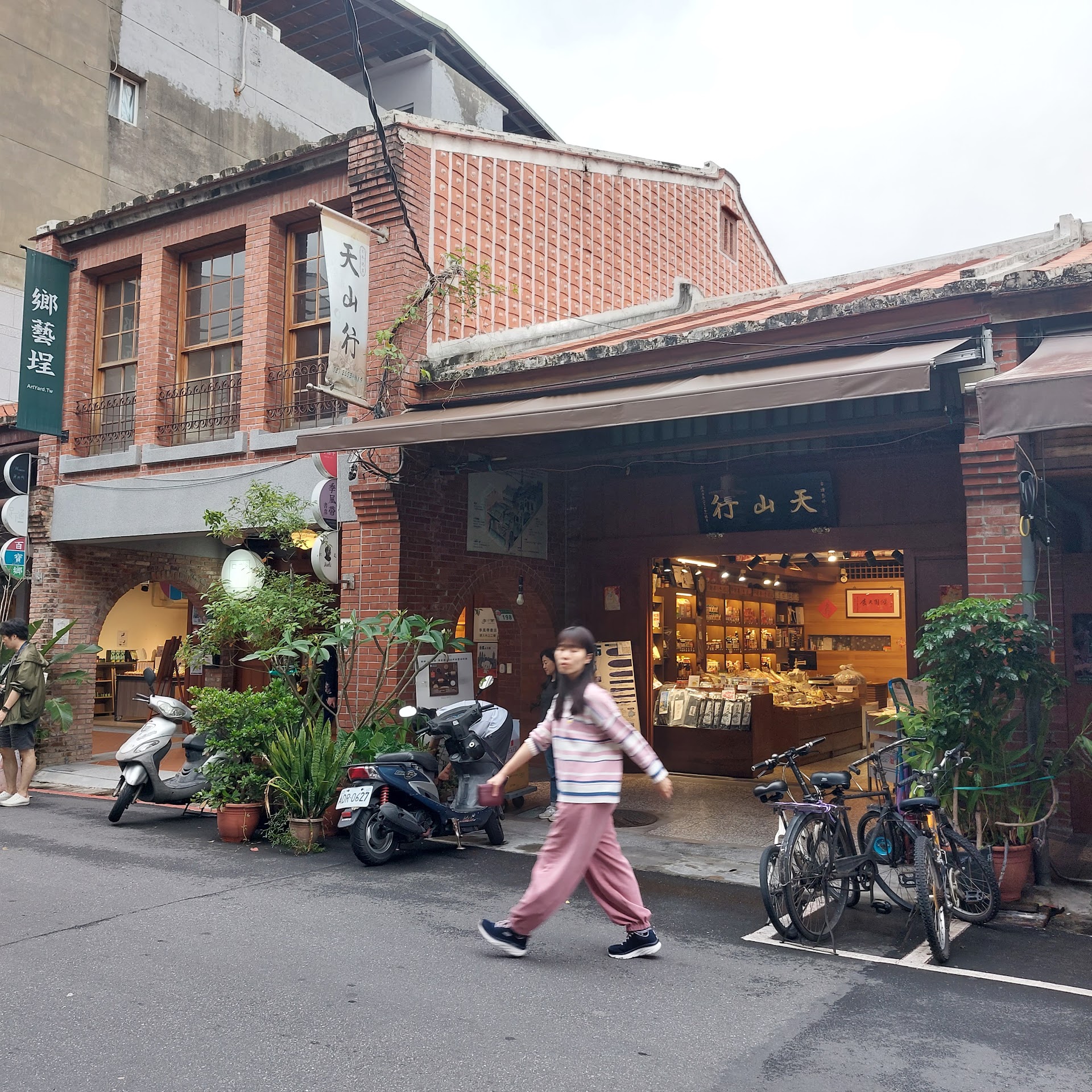 台北・迪化街、朝8時。乾物とお茶の路地を歩くと、百年問屋の香りがした