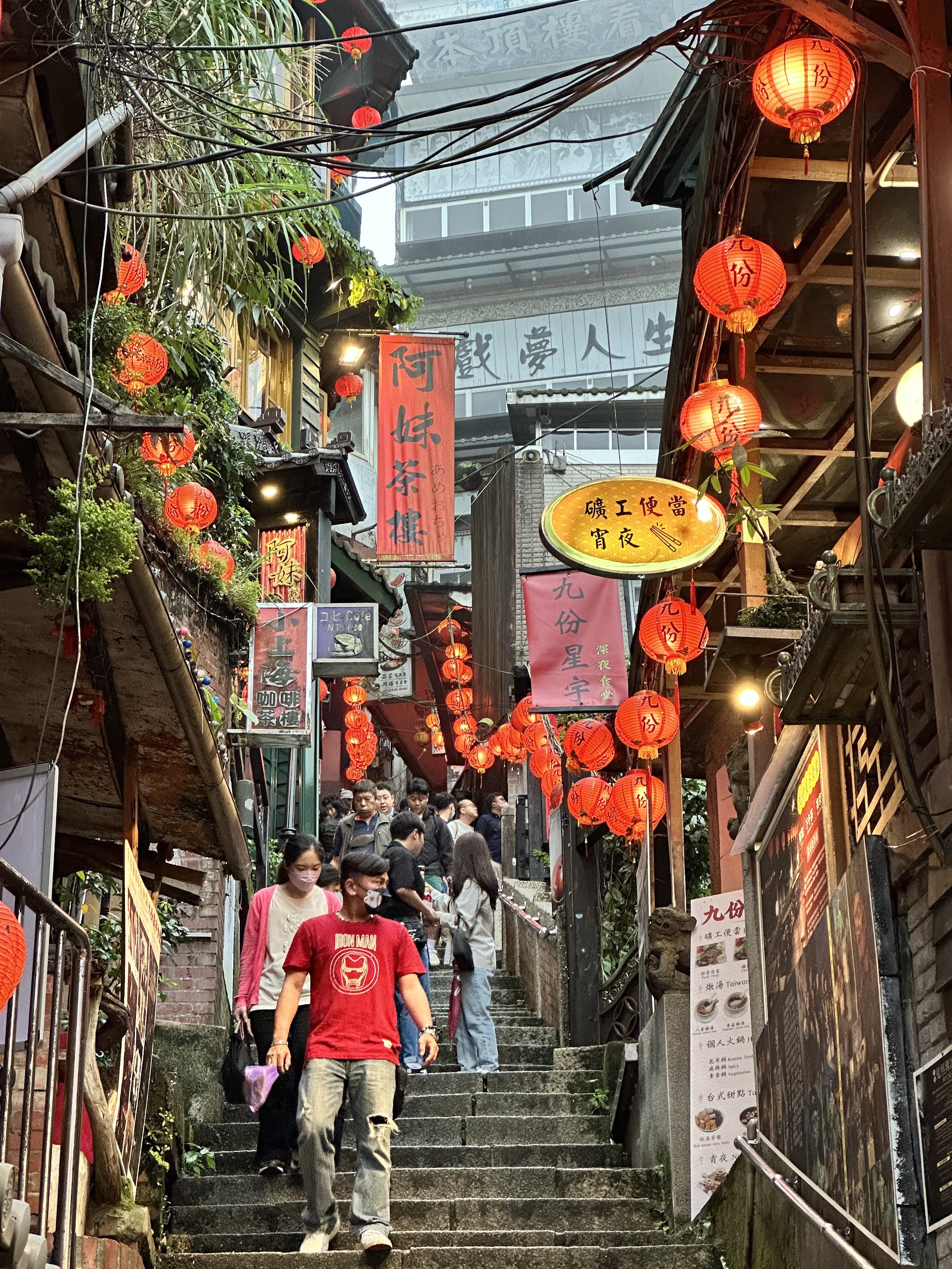 九份老街、朝の路地。観光客が素通りする芋圓屋台と湯気の一杯