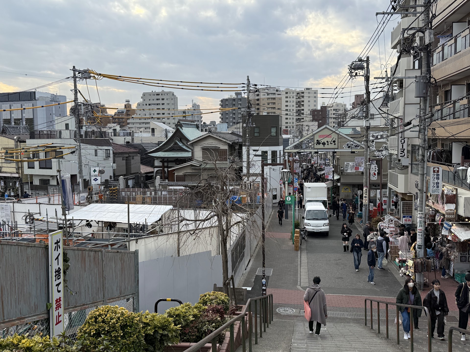 谷中銀座、朝の開店直後──揚げたてコロッケの湯気が漂う下町路地をゆっくり歩く