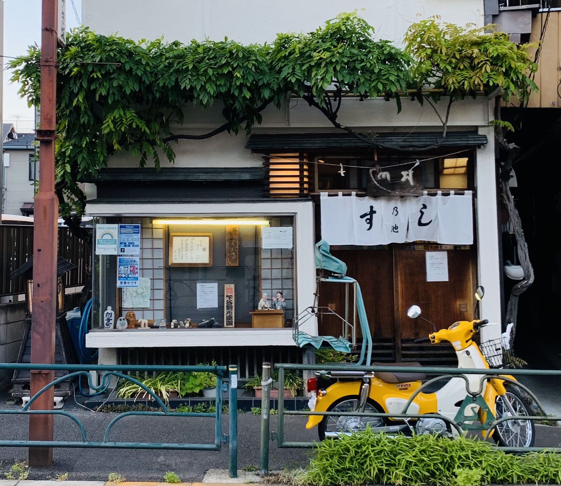 谷中銀座、朝の開店直後──揚げたてコロッケの湯気が漂う下町路地をゆっくり歩く